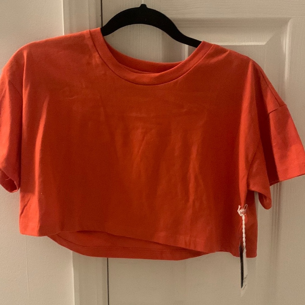 New with tags! Coral cropped t shirt. Super cute! Never worn